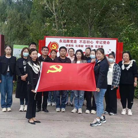 “工作在单位，服务在社区，奉献双岗位”--在职党员进社区活动