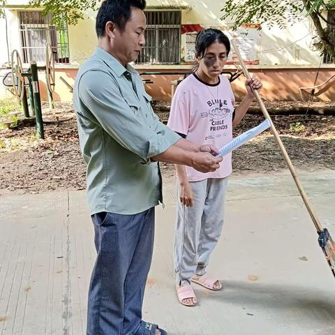 提升人居宜居，江南不觉气馁一一 于今11月24日，江南村三委及振兴队组织全村协管员，保洁员，组长为江围组清扫垃圾0，2吨，砍除蚊虫聚集草丛2处，疏通暗水沟一条，发送传单7份。