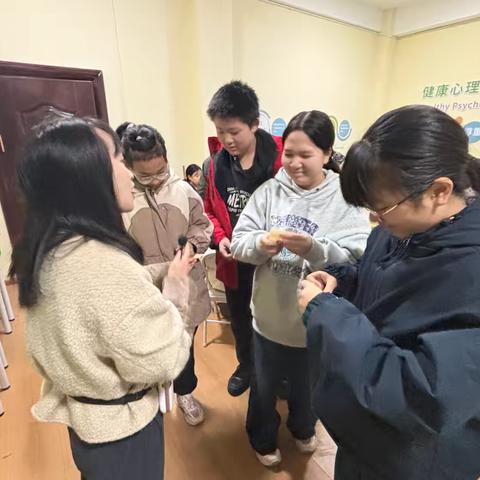 “玩转人际，快乐同行”---银山镇中心学校七年级人际沟通心理团辅活动纪实