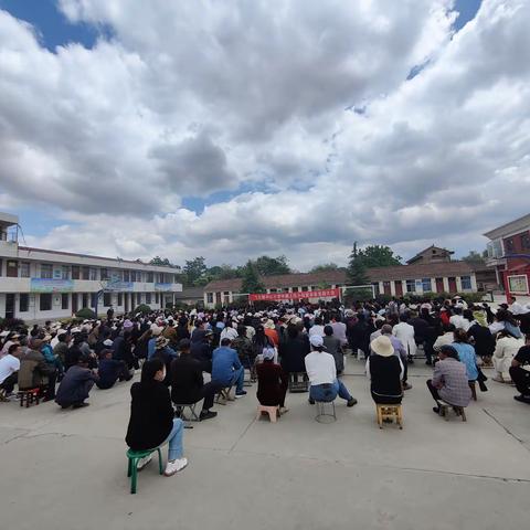 “共筑爱的桥梁，携手同行成长路”——飞云镇中心小学中期工作总结暨家长会