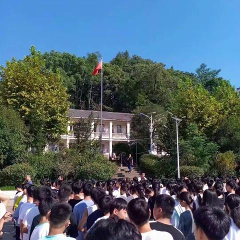 历居山中学向国旗敬礼主题教育活动