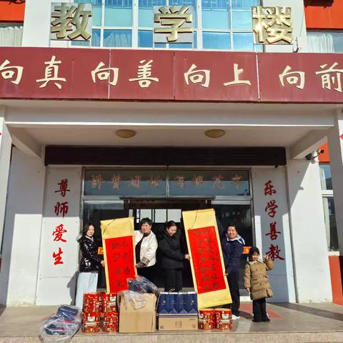 爱心暖校园，温情伴成长/爱心人士走进侯王小学