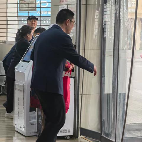 贴心服务老年客户，传递温暖与责任