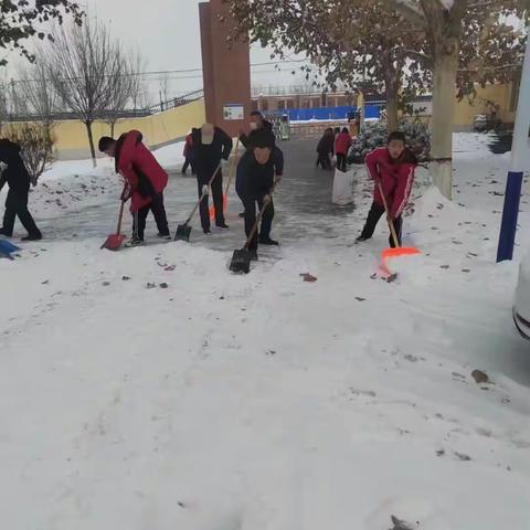 天寒情暖！吕公堡中学扫雪进行时