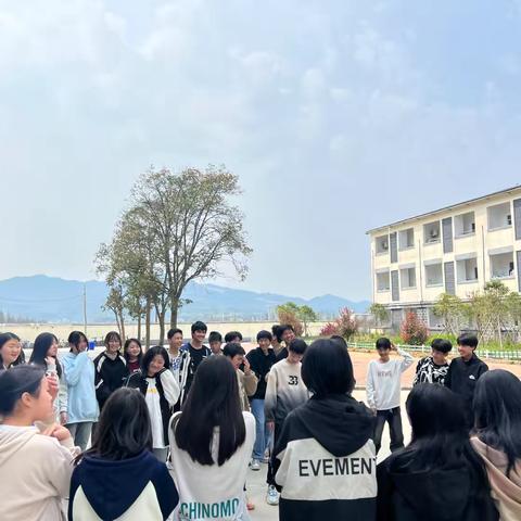 抱团取暖，共筑心灵之桥 ———湖坊中学举行团体心理辅导活动