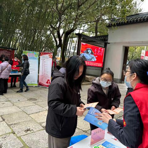 张江分行城南路支行走进社区开展公积金宣传活动