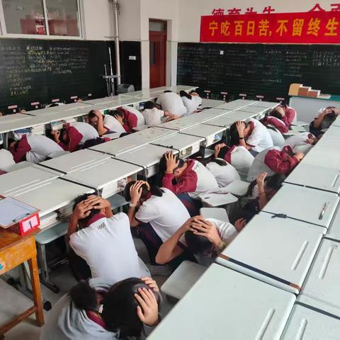 蒙阳新星学校九年级地震演练纪实