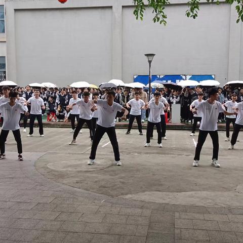 海口华健幼师职业学校———“拔河比赛”