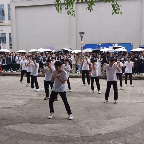 海口华健幼师职业学校——“拔河比赛”