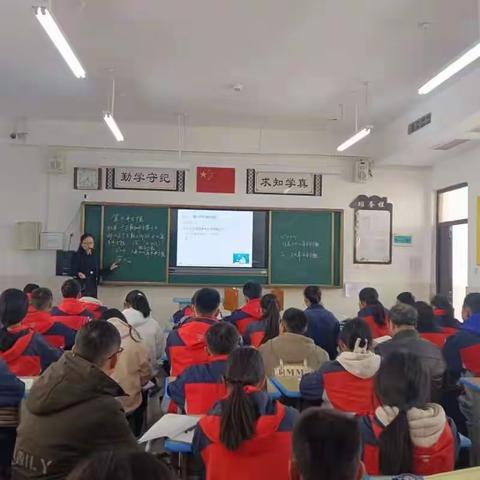 畅游数学之海，享受快乐时光——数学组开展听评课教研活动