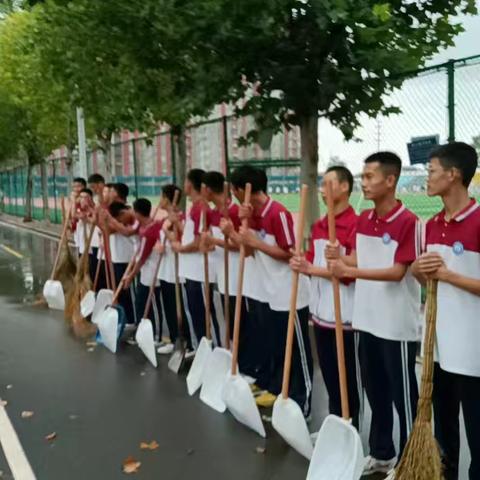 临西实验中学师生携手清理校园积水