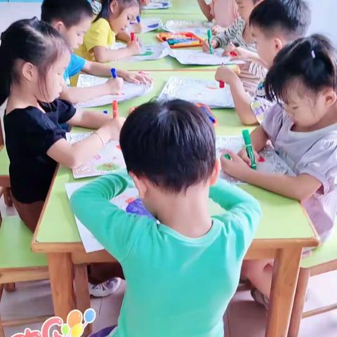 （商业街幼儿园）绘画课堂风采：哥特教堂里的玻璃窗