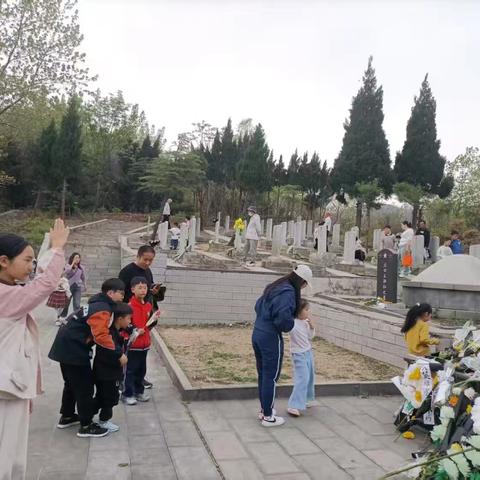 缅怀先烈 致敬英雄 ——舞钢市第二小学五(5)班清明节主题活动