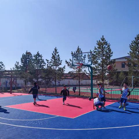 青春跃动篮球场 解庄中心小学