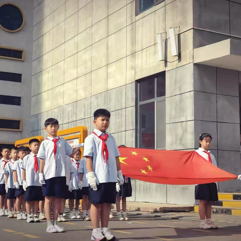 感恩父爱 温暖相伴——经开区第二小学升旗仪式