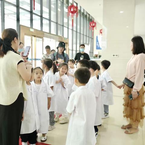 “口腔健康，全身健康”——天硕幼儿园中5班来吕梁康佳口腔医院亲子涂氟之旅