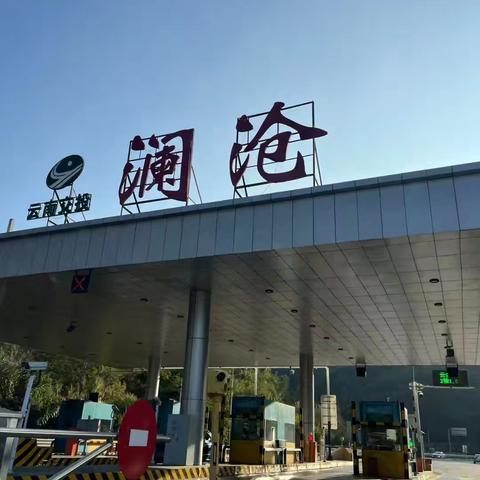 春城半月记，晚风寄韶华