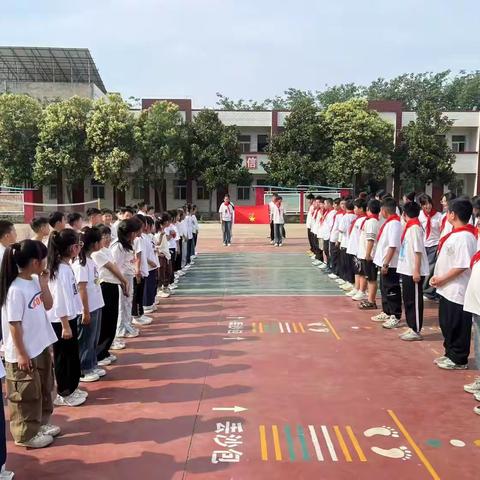 红领巾点燃童年信仰 星星火炬照亮成长之路 火龙镇中心学校小学部二年级少先队入队仪式