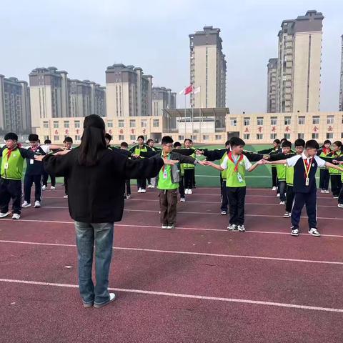 【宁陵县育华园学校.高效课堂工程】——《活力健身操》王一帆老师四年级体育公开课