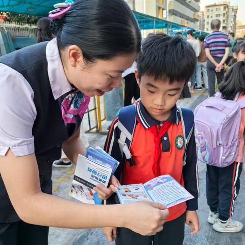 11月6日，龙眼支行到龙眼小学宣传安全用卡活动