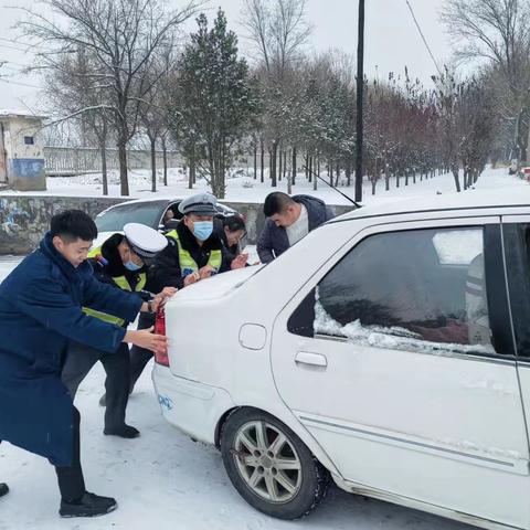 新乐交警齐心协力救助群众