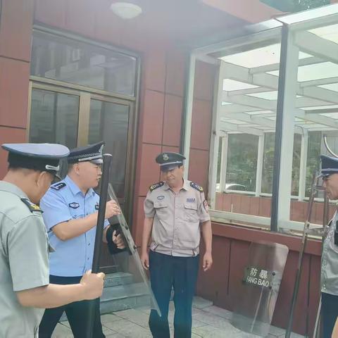 防恐防暴演练，筑牢安全防线 ——滕州市龙泉实验学校2025年秋季防恐防暴应急演练