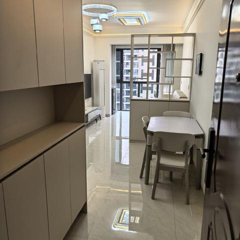 出租  齐通苑2/2/1  1.25万一年 1.2万一年的有4套，客厅和房间都有空调  V63540这个链接图片多，一直往下滑更新日期2025年12月25日