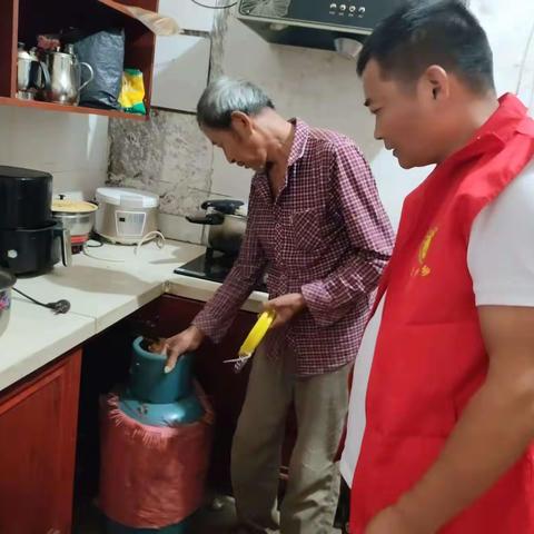 【我为群众办实事】为民更换液化气软管，筑牢燃气安全防线