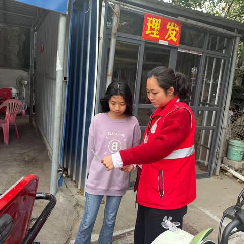 新龙镇龙佑村网格员协助开展“交通劝导”宣传活动