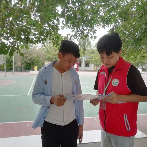 新龙镇龙佑村网格员入户宣传反走私