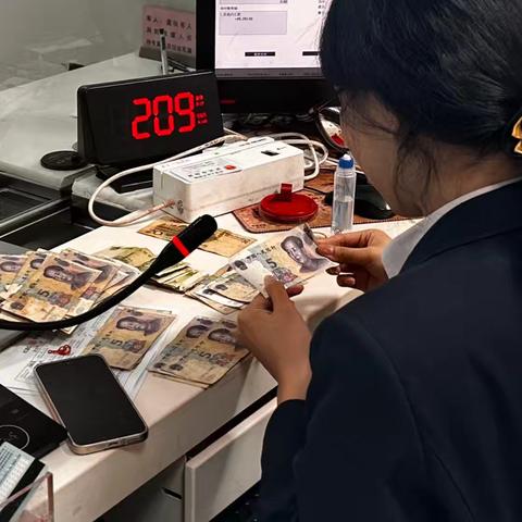 高效兑换残损币 便民措施暖人心
