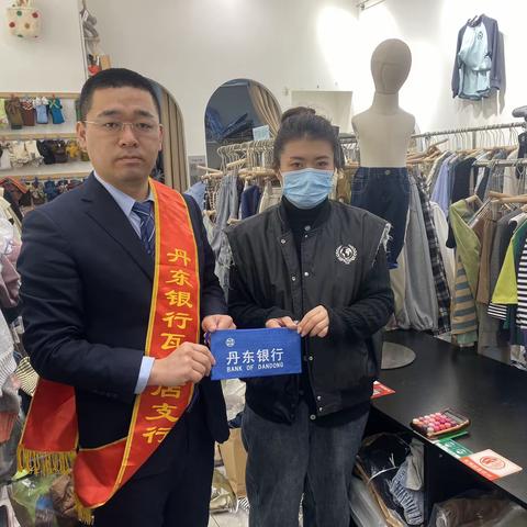 瓦房店支行开展整治拒收人民币现金特色宣传活动