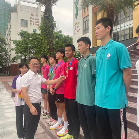 “与春天相约，一起读书吧”——贵港市荷城初级中学2024年春季期第10周升旗仪式