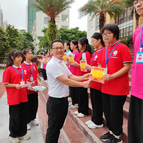 共拒校园欺凌，共建阳光校园---记贵港市荷城初级中学第14周升旗仪式