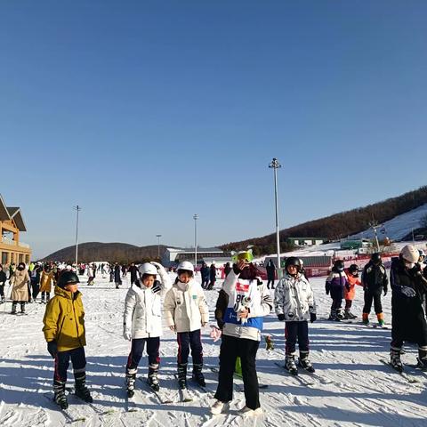 享冰雪乐趣  展少年风采          ——莲花山区105小学体验莲花山滑雪课