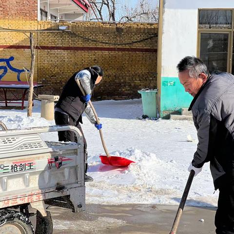 冬雪漫舞来，家校真情在——文德镇杜村小学携手家长清扫积雪