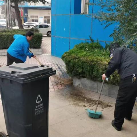 清扫枯枝落叶·共筑安全“家园”