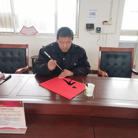 尚辛庄网格员和网格志愿者开展“翰墨写春意，佳节送万福”活动