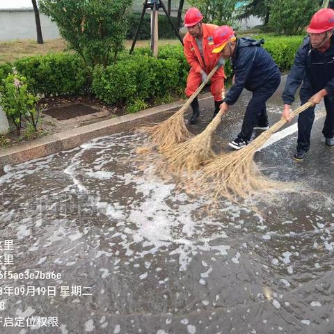 降雨天气，主动出击，展现高新环卫风采