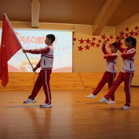 红领巾心向党，争做时代好少年——纪念少先队建队74周年主题活动暨二年级入队式