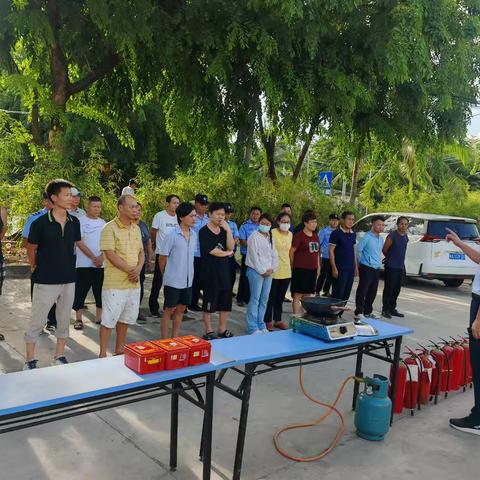 联合多部门开展美食街商铺消防安全演练