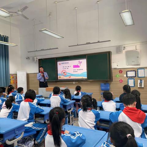 防溺水活动——萍乡市翠湖小学三（3 ）中队校外辅导员进课堂活动