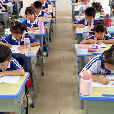 绘画课堂风采 新学期美术课堂开始啦！学习绘画是提升审美的最好方式🎨 绘画可以促进孩子的眼手协调能力🖌️