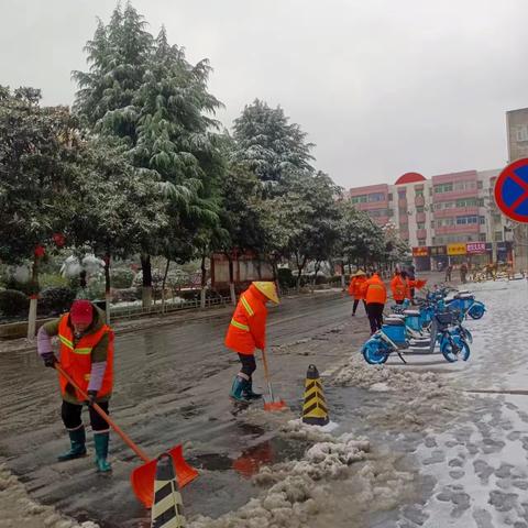 商城环卫——以雪为令，浴“雪”奋战，环卫工人扫雪除冰保畅通