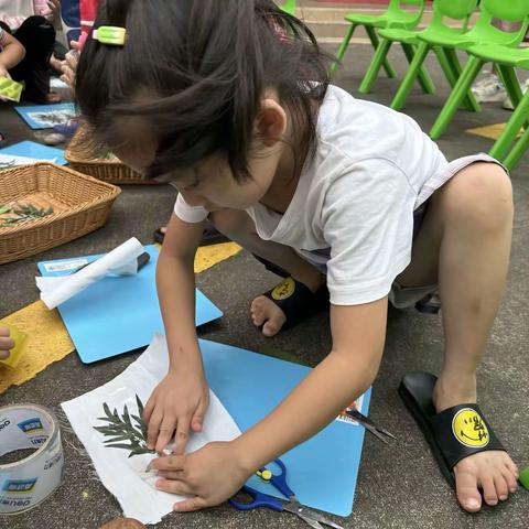 屯昌县南坤镇藤寨幼儿园小课题研究课:大班艺术活动《有趣的敲拓染》