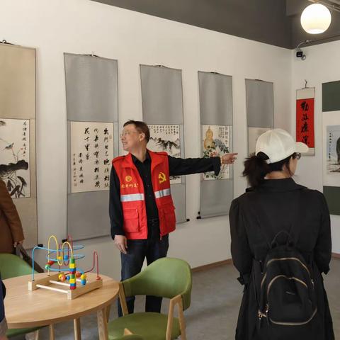 南郊街道退休支部组织党员参观书画展