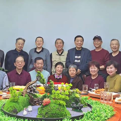 【老同学喜气洋洋欢聚一堂】