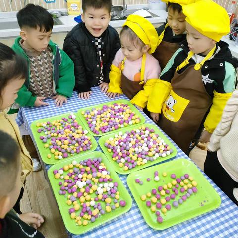 新城小太阳幼儿园大四班 迎新年主题活动《五彩汤圆》