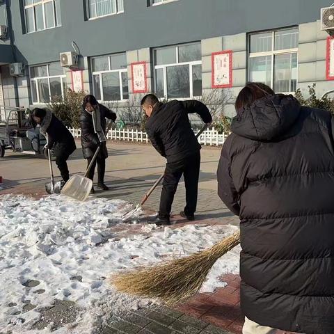 师生共扫雪，浓情暖校园——四岳中心小学师生扫雪记
