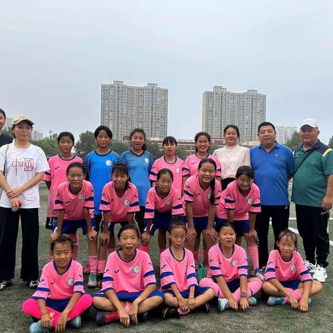 骄阳烈日炎，汗洒绿茵场